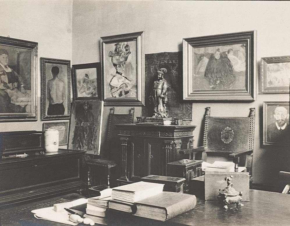 The Steins' studio wall around 1906 with Woman with a Hat at the top