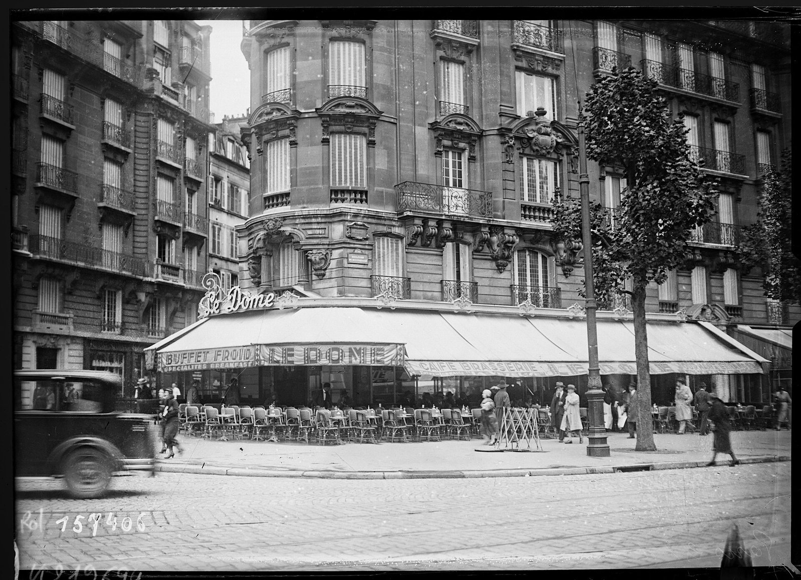 Le Dôme café in 1931, black and white photograph