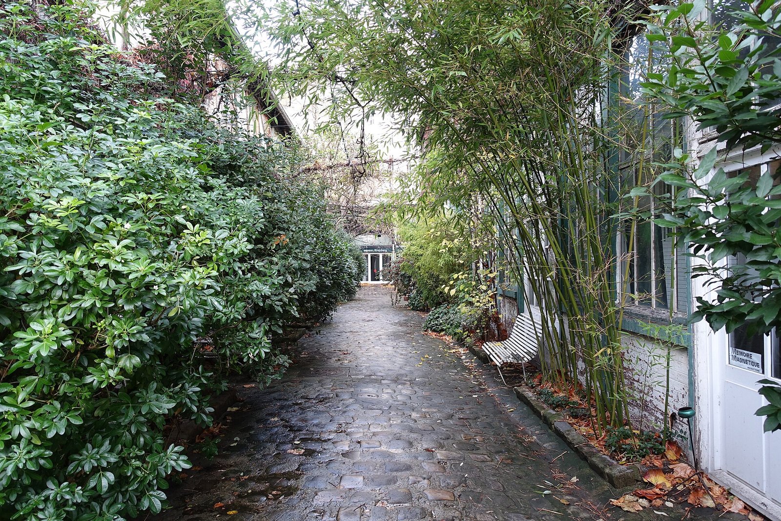 The cobbled alley of Villa Marie-Vassilieff